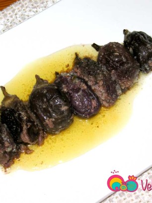 Pickled eggplant stuffed with walnuts and garlic and reserved in olive oil.