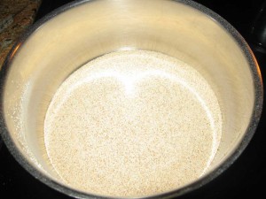 After several minutes of cooking and stirring constantly, the color of the cream of wheat has changes. At this stage, remove from heat.