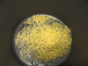 Vermicelli just added to cooking oil