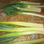 Split the leeks in half. Remove the outer leaves, because they are usually tough.