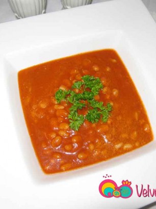 Northern beans in tomato sauce.