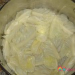 Arrange a layer of the smaller leaves on the bottom of the pan.