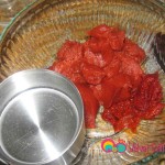 Mix the tomato paste, pepper paste and water in a bowl.