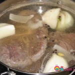 Add the meat, onions and spices to the water in the saucepan.