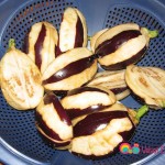 Leave the salted eggplants in a colander.