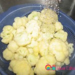When the cauliflower boils for about 1 minute, remove and drain in a colander over cold running water.