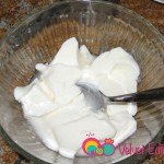 Place the yogurt in a small bowl.
